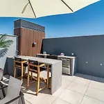 Oasis325- Class Penthouse With Stunning Views Εστεπόνα